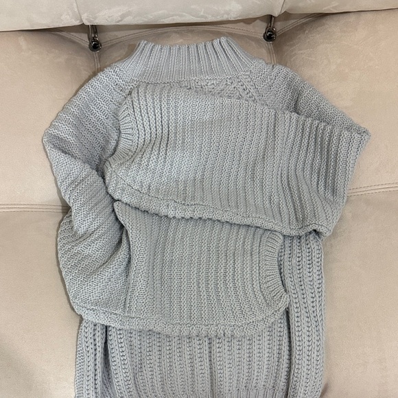 Light Gray Ribbed Mock Neck Sweater - Picture 4 of 5